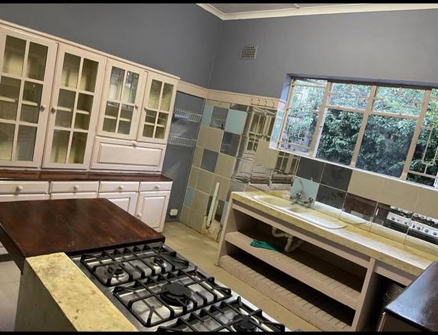 6 BEDROOM HOUSE FOR SALE IN BEZUIDENHOUT VALLEY